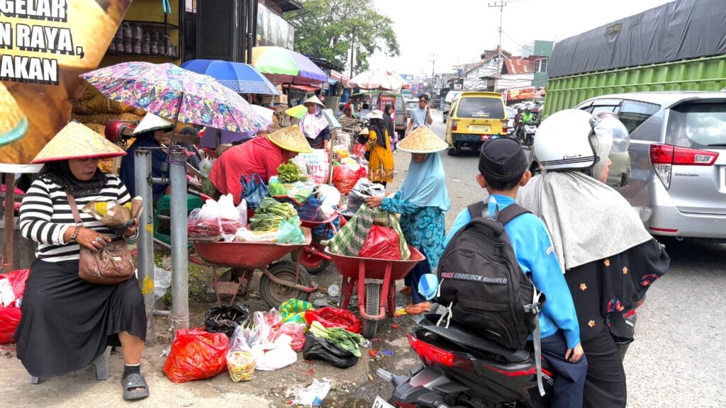 Pasar Sayur yang Meluap ke Jalan
